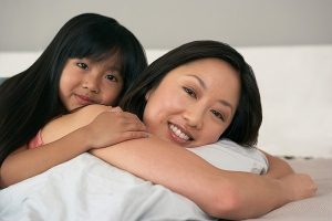 bi-quyet-de-me-giup-con-co-mai-toc-den-bong