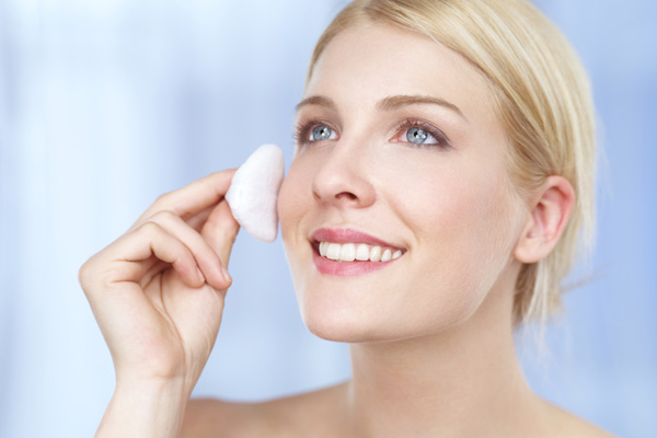 woman-applying-toner gfn9jj