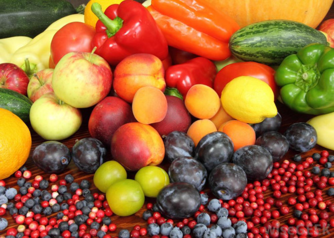 fruitsandvegetablestogetherinapile