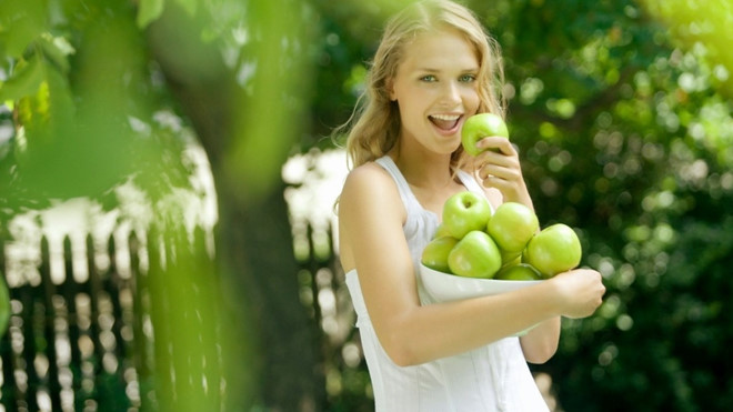 woman eating green apples 464410001024x576 1
